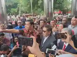 Momen Mengejutkan: Hasto Tiba di Gedung KPK dan Diperiksa sebagai Tersangka